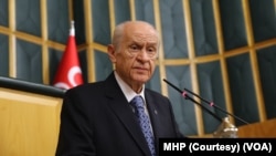 MHP Genel Başkanı Bahçeli, İmralı’ya yapılan ziyaret için olumlu ifadelerinin yanısıra “ortada yeni bir çözüm veya açılım diye bir süreç hiç yoktur” tepkisini de gösterdi.