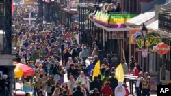 13 Şubat 2024 - New Orleans'ın Fransız Mahallesi'ndeki Bourbon Caddesi ve civarı her yıl Mardi Gras kutlamaları gibi kalabalıkların katıldığı etkinliklere evsahipliği yapıyor.