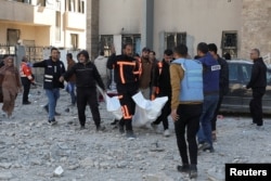 El Vefa hastanesine düzenlenen saldırı sonrası hastaneden bazı hastaların cansız bedenleri çıkarıldı.