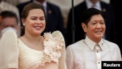 TƯ LIỆU - Phó Tổng thống mới đắc cử Sara Duterte chụp ảnh cùng Tổng thống mới đắc cử Ferdinand "Bongbong" Marcos Jr., trong buổi lễ nhậm chức tại Viện Bảo tàng Quốc gia ở Manila, Philippines, ngày 30 tháng 6 năm 2022.