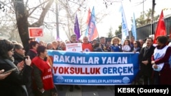 KESK, “Rakamlar yalan, yoksulluk gerçek” pankartıyla TÜİK önünde eylem yaptı.